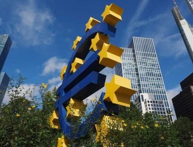 Bloomberg: Απολογισμός για τα 20 χρόνια ευρώ - Οι άριστοι, οι μέτριοι και οι μετεξεταστέοι